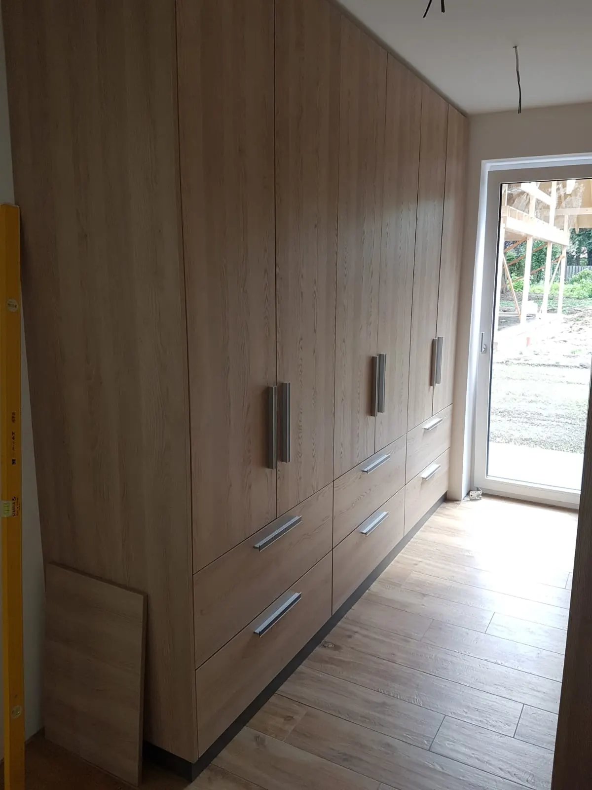 Wandfüllender Einbauschrank mit grifflosen weißen Fronten
