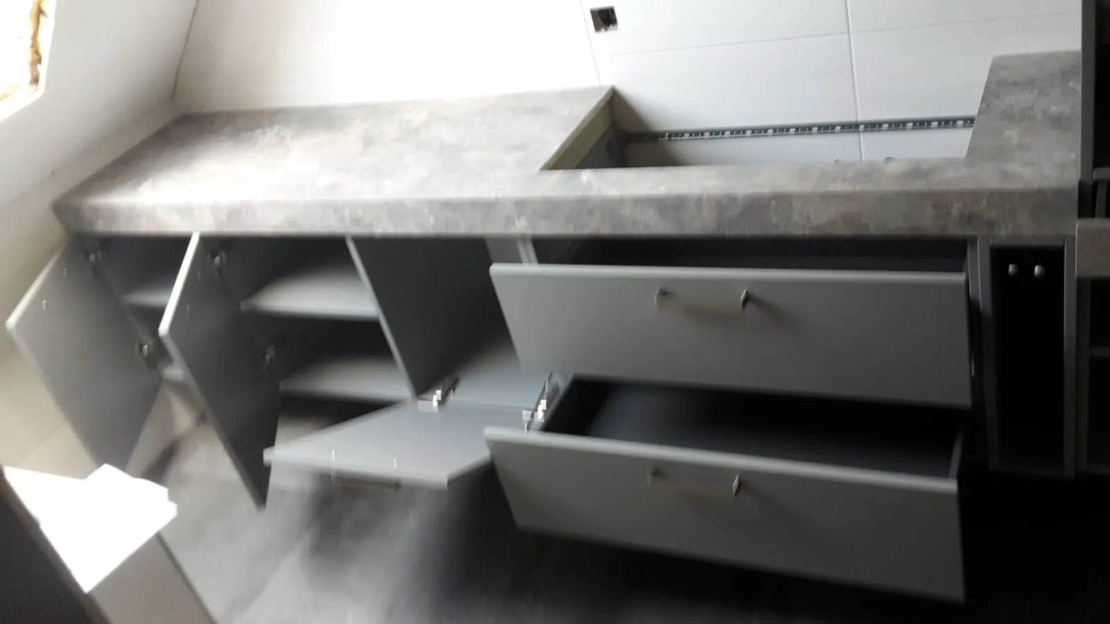 Detail: Massivholz-Arbeitsplatte und Schubladenauszug