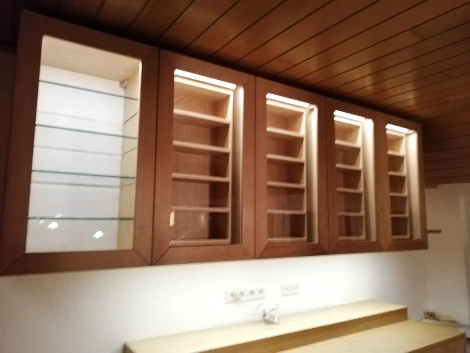 Beleuchtete Einbauvitrine mit Glasböden
