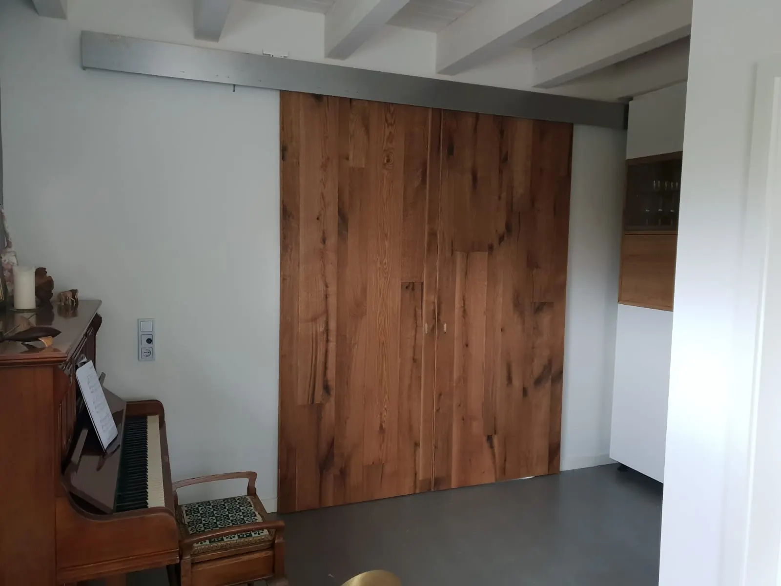 Raumhohe Schiebetür aus Massivholz