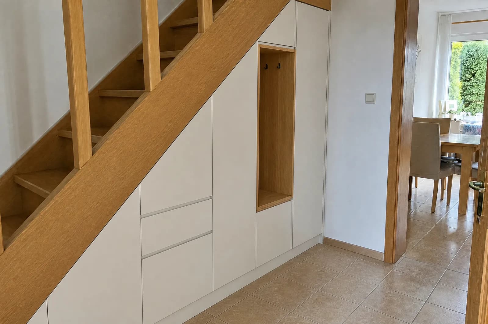 Nachher: Treppenunterschrank nach Maß mit Schubladen und Türen (Visualisierung)